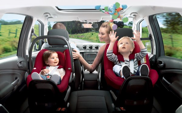 Ребенок в автокресле