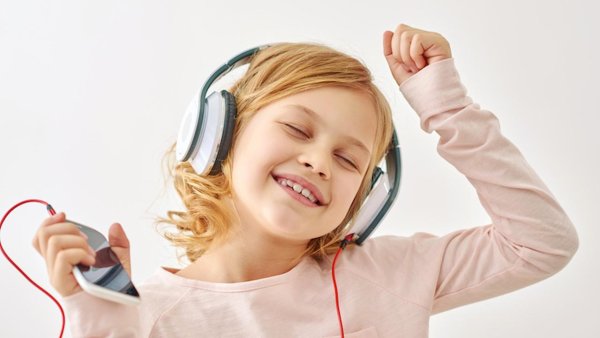 Дети СЛУШАЮТ музыку