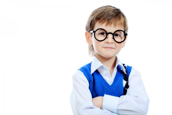 Умный школьник в очках