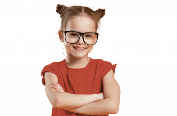 Маленькие дети в очках для зрения