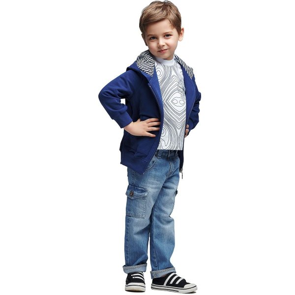 Мальчик на белом фыофне