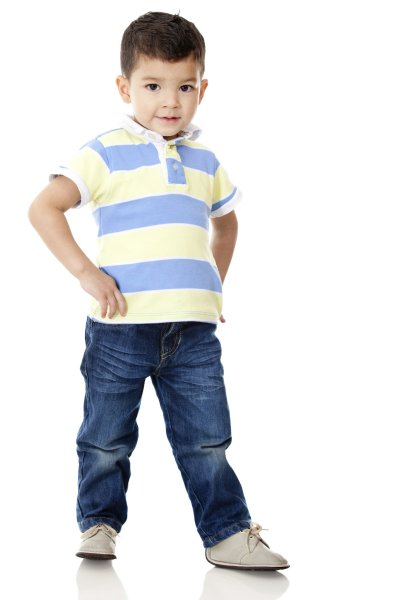 Мальчик на белом фыофне