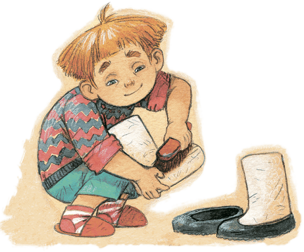 Мальчик надевает ботинки