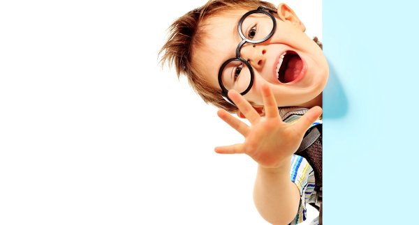 Ребенок выглядывает из-за угла