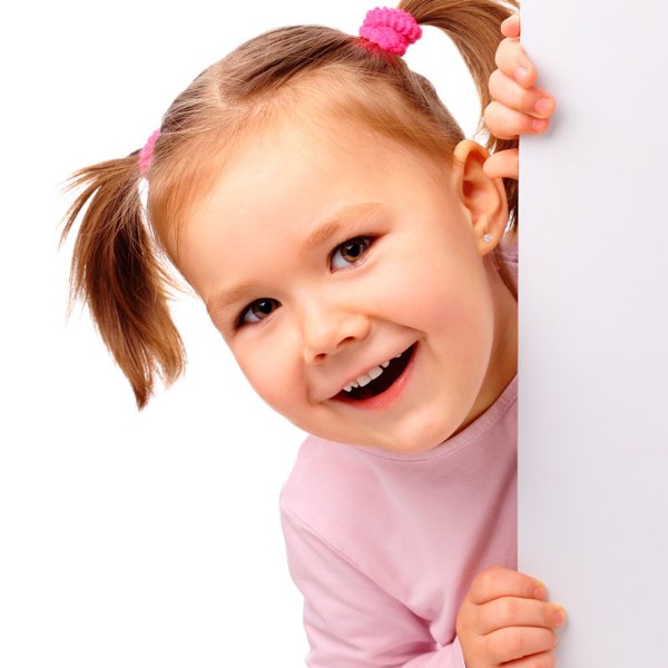 Дети выглядывают из угла