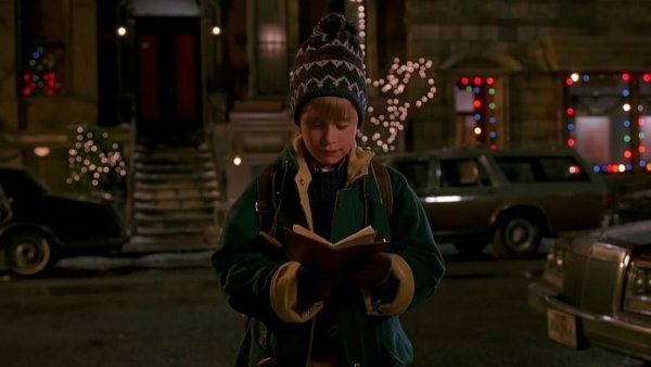 Кевин Маккалистер с елкой