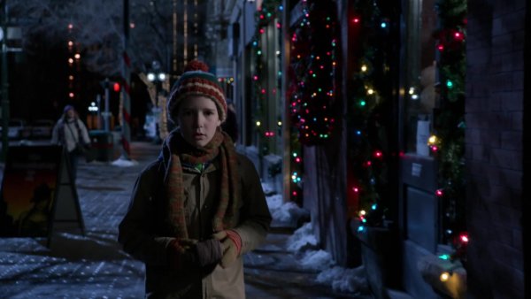 Кевин Маккалистер наряжает елку