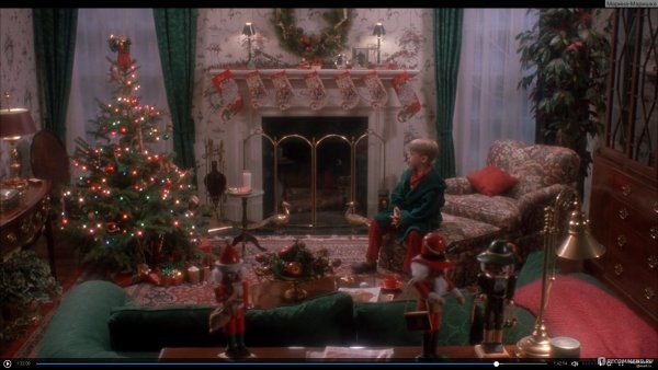 Один дома Кевин наряжает елку