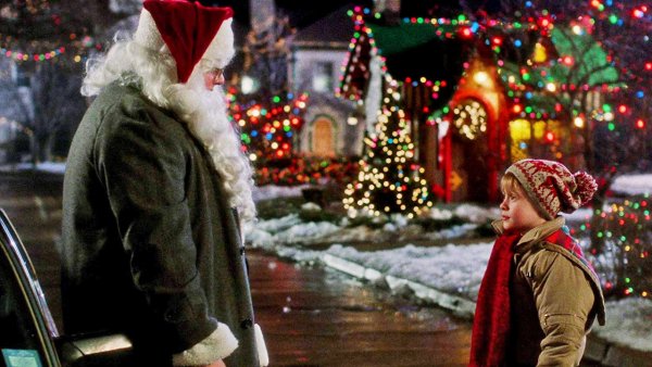 Кевин Маккалистер наряжает елку