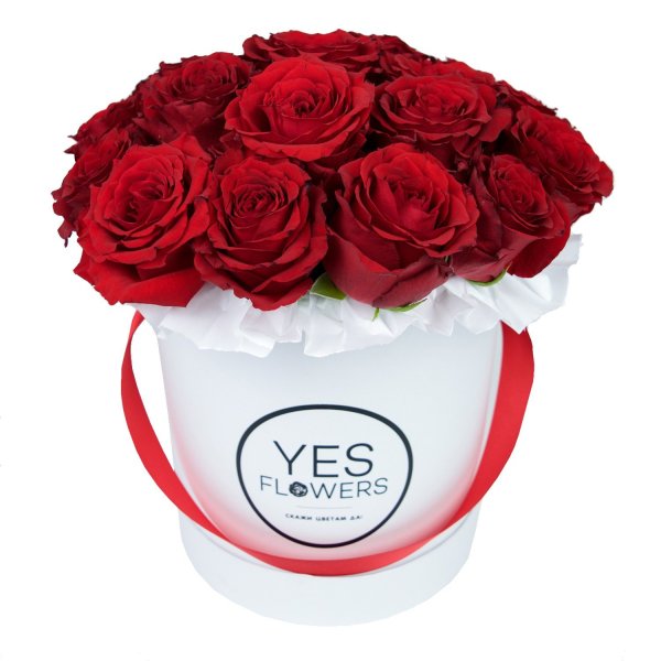 Красные розы в шляпной коробке