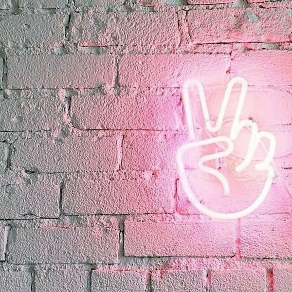 Неоновая надпись на кирпичной стене