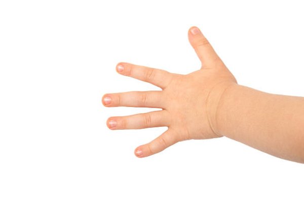 Детская рука тянется на прозрачном фоне