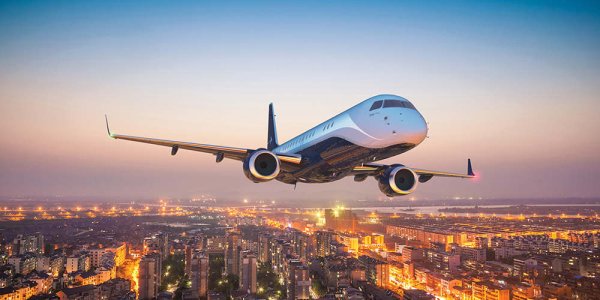 Самолет в полете над городом