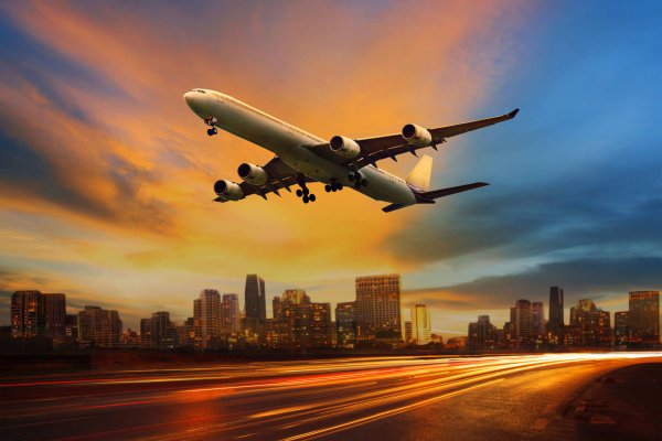 Самолет над городом очень близко