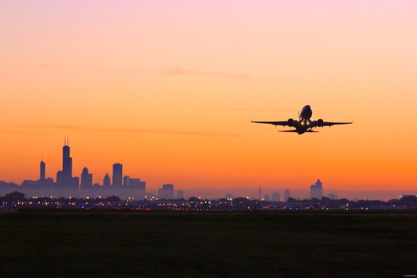 Самолет на фоне гор