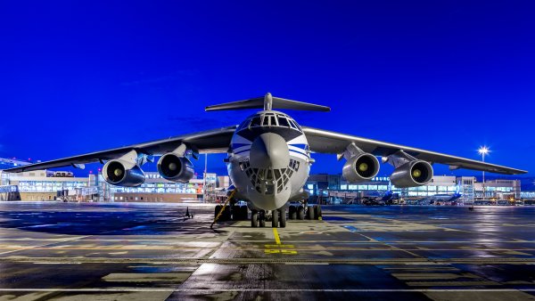 Ил-76 военно-транспортный самолёт ночью