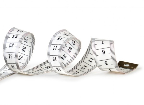 Метр на белом фоне