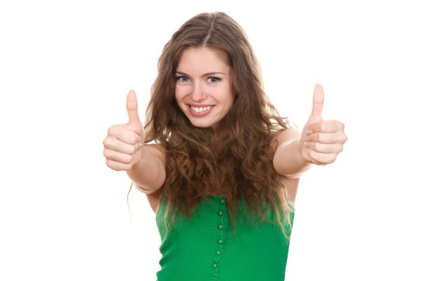 Девушка показывает класс