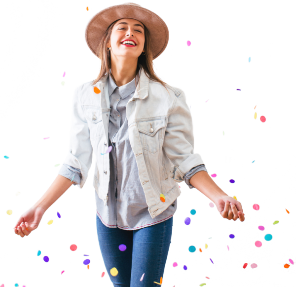 Девушка радуется на прозрачном фоне