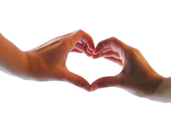 Руки сердечком на прозрачном фоне