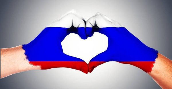 Флаг России в руках