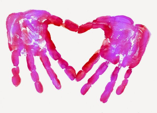 Отпечаток рук в виде сердца
