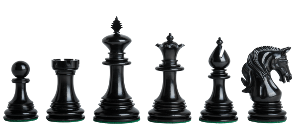 Шахматные фигуры на белом фоне
