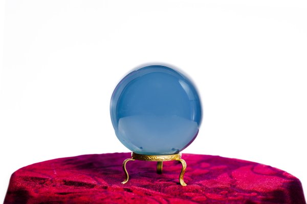 Магический шар на столе