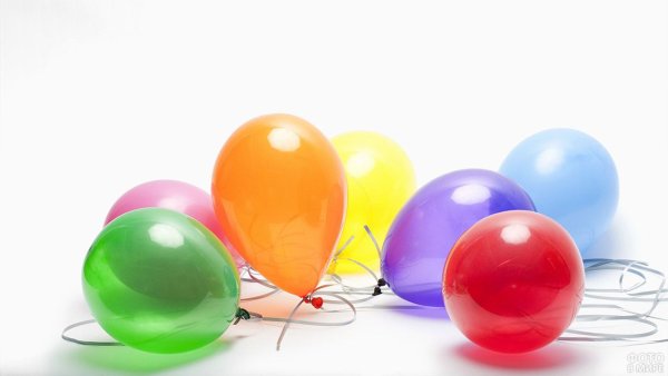 Шары лежат на белом фоне