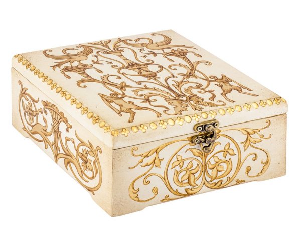 Шкатулка на белом фоне