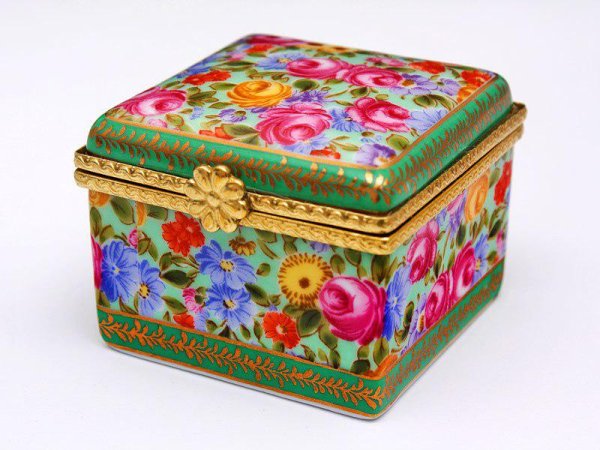 Шкатулка на белом фоне