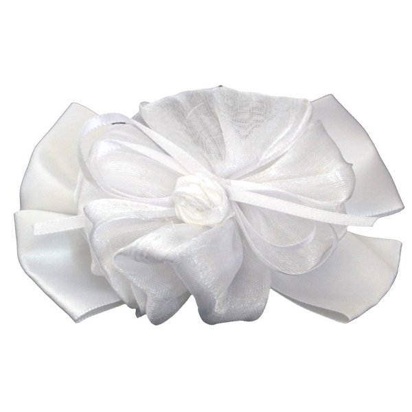 Белый бант на белом фоне