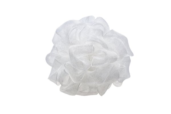 Белый бант на белом фоне