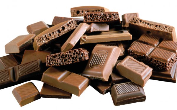 Шоколад на белом фоне