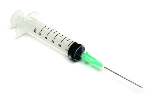 Шприц на белом фоне