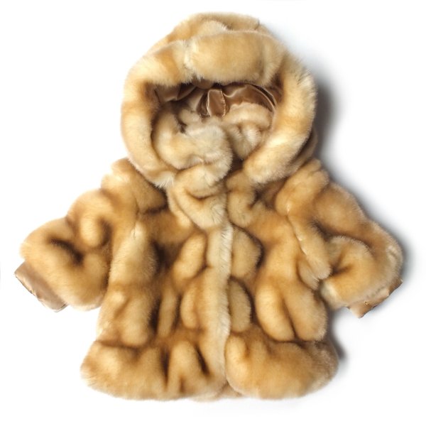 Шуба детская на белом фоне