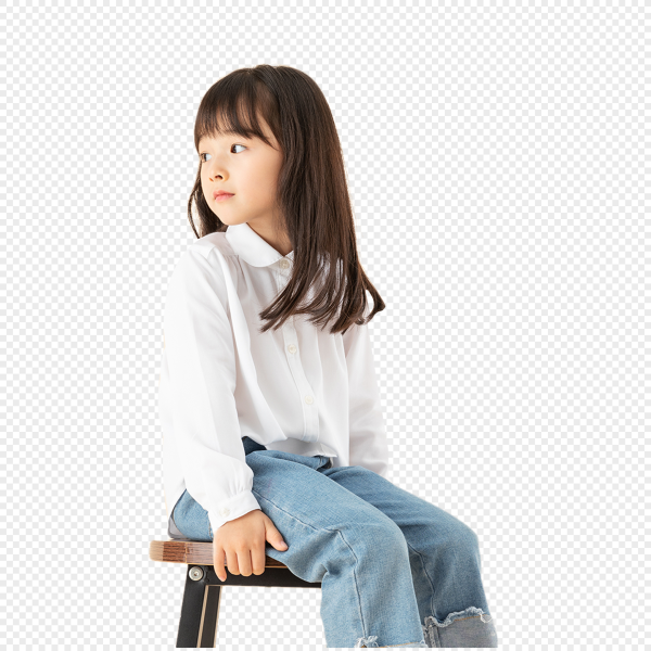 Девочка на стуле