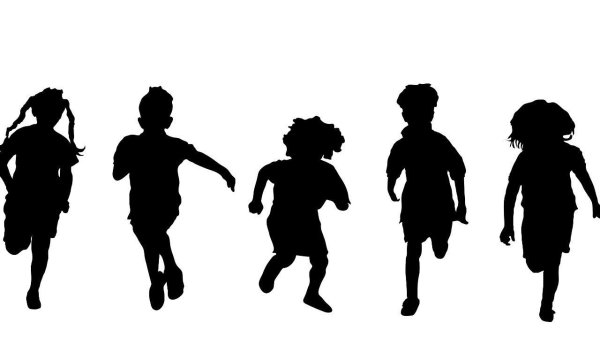 Силуэты детей в движении
