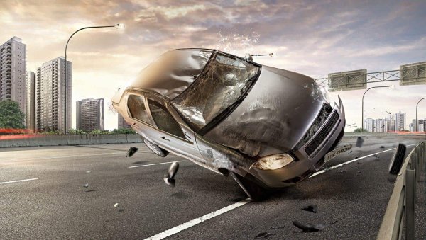 Разбитый автомобиль