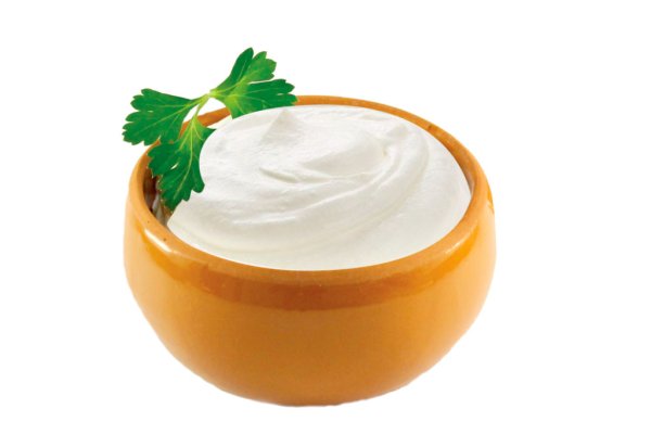 Сметана на белом фоне