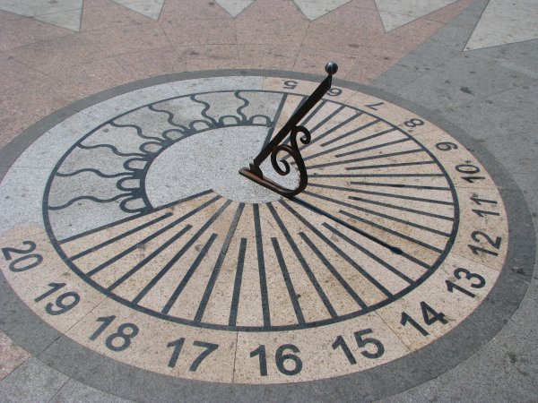 Горизонтальные солнечные часы