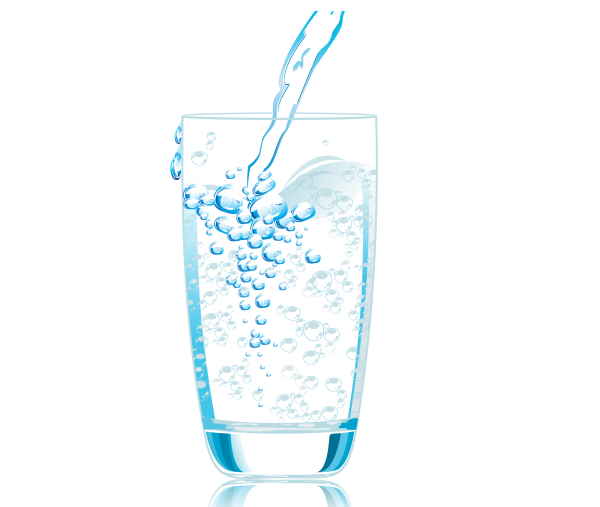 Прозрачная вода в стакане