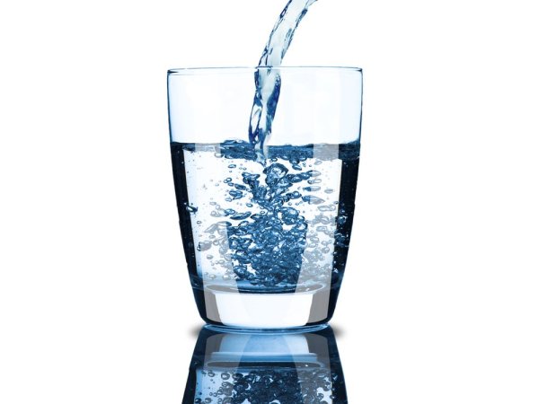 Стакан воды на белом фоне