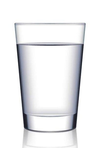 Прозрачная вода в стакане