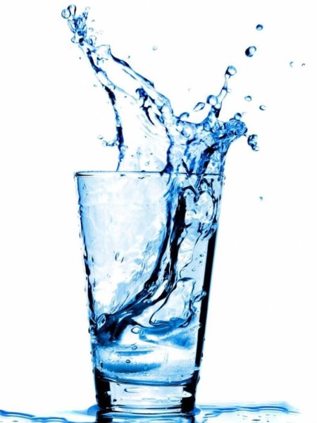 Минеральная вода в стакане