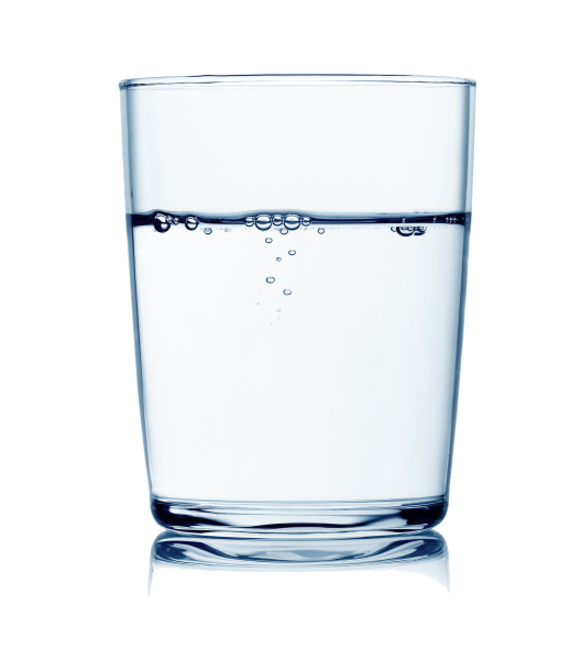 Прозрачная вода в стакане