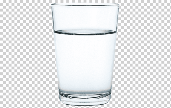 Стакан воды на белом фоне