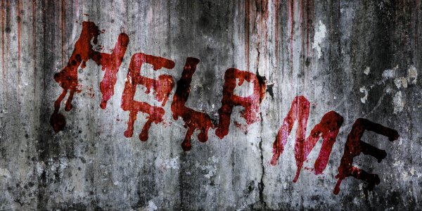 Кровавые надписи на стенах