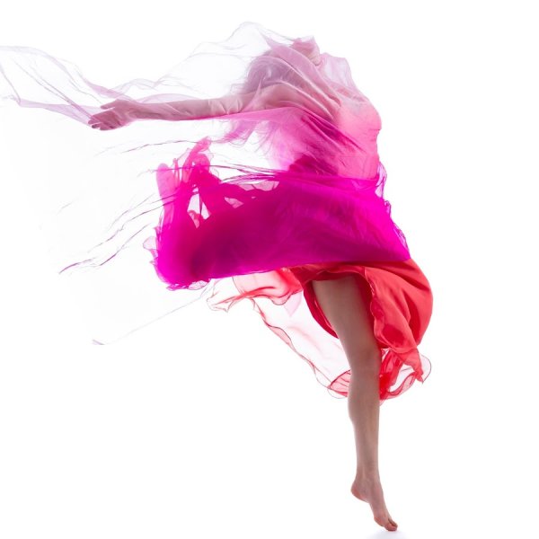 Девушка танцует