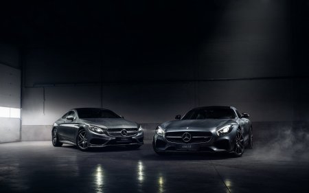 Мерседес gt63 AMG на черном фоне